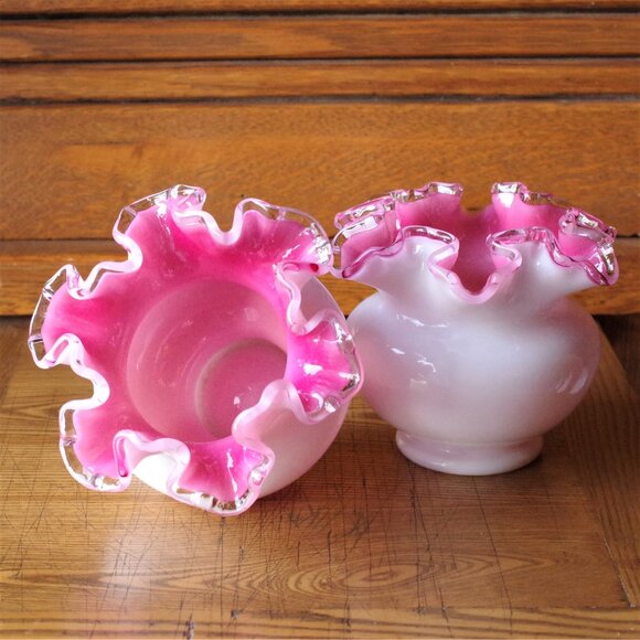 Vintage Fenton Peach Crest Vase 4" Ruffled Pink and Clear Glass Vase, Pi… - Picture 3 of 4